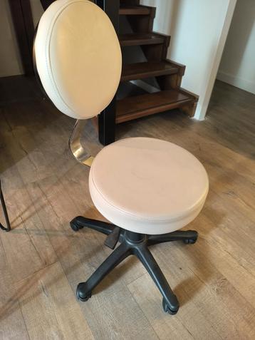 Schoonheidssalon kruk / werkstoel tabouret beschikbaar voor biedingen