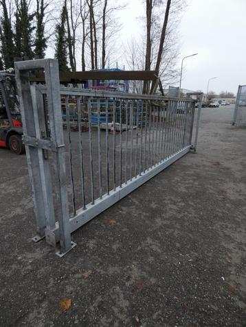 Schuifpoort met 1 los deel beschikbaar voor biedingen