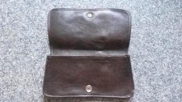 Vintage bruin leren envelop tasje beschikbaar voor biedingen