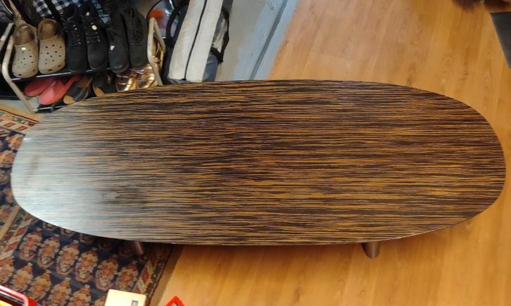 Salontafel, ovaal, donkerbruin gemêleerd met metalen poten, Huis en Inrichting, Tafels | Salontafels, Gebruikt, Minder dan 50 cm