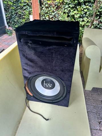 Ground Zero subwoofer met kist en versterker beschikbaar voor biedingen