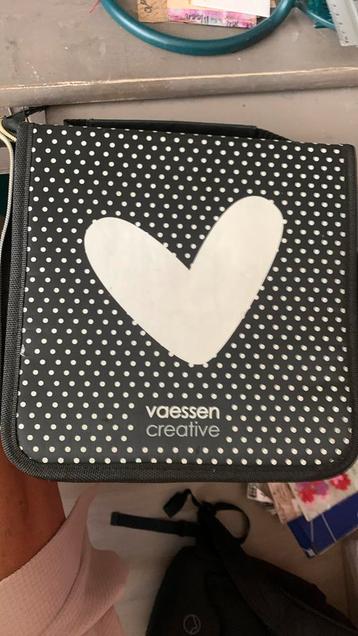 Vaessen creative stempel en dye cuts map beschikbaar voor biedingen