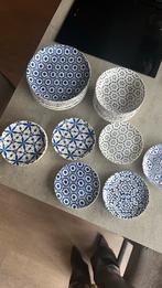 Servies 12 persoons wit met blauwe print. Past bij Bunzlau, Huis en Inrichting, Keuken | Servies, Ophalen, Zo goed als nieuw, Bord(en)