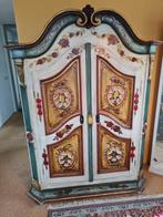 Antieke beschilderde kast met binnenwerk en openslaande deur