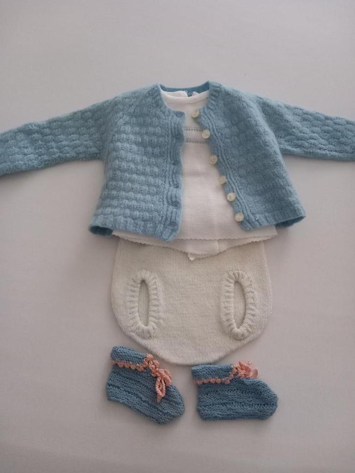 Vintage baby poppen kleertjes 4 delig set. jaren 50, Verzamelen, Poppen, Zo goed als nieuw, Kleertjes, Verzenden