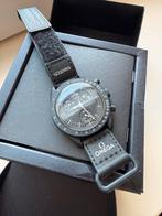Omega x Swatch Moonswatch - Mission to the Moon - Snoopy, Sieraden, Tassen en Uiterlijk, Horloges | Heren, Kunststof, Verzenden