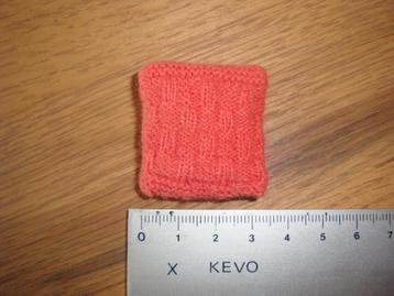 Kussen kussentje poppenhuis handgebreid wol nieuw beschikbaar voor biedingen