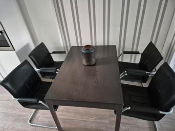 Eettafel  beschikbaar voor biedingen