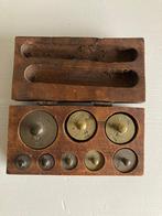 Antiek houten doosje met koperen gewichtjes, Antiek en Kunst, Antiek | Gereedschap en Instrumenten, Ophalen of Verzenden