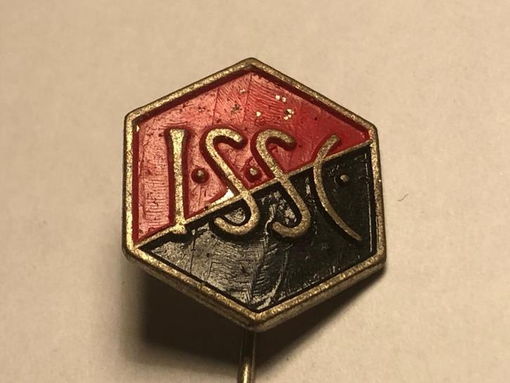 Metalen ISSC INGEN VOETBALCLUB Speld (Rood/Zwart)., Verzamelen, Speldjes, Pins en Buttons, Zo goed als nieuw, Speldje of Pin, Sport