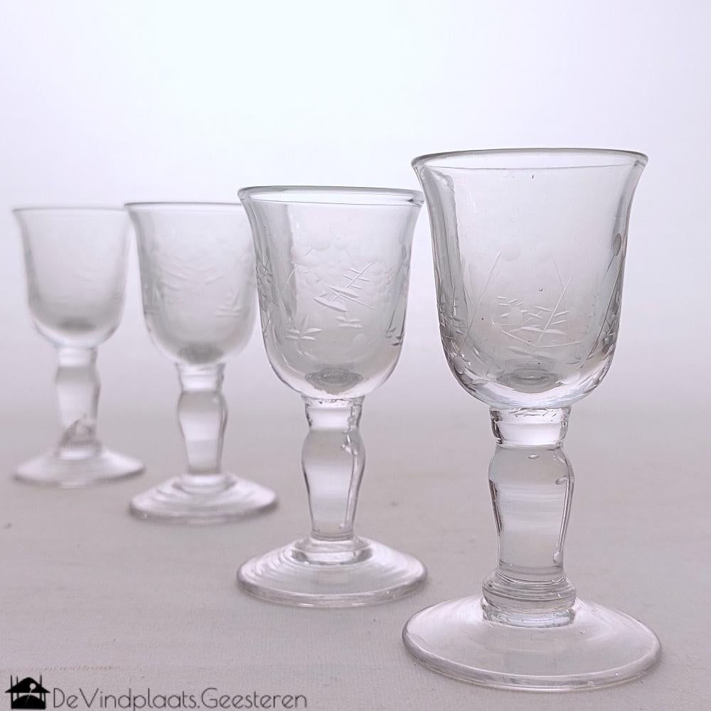 Antieke gegraveerde borrelglaasjes, Antiek en Kunst, Antiek | Glas en Kristal, Ophalen of Verzenden