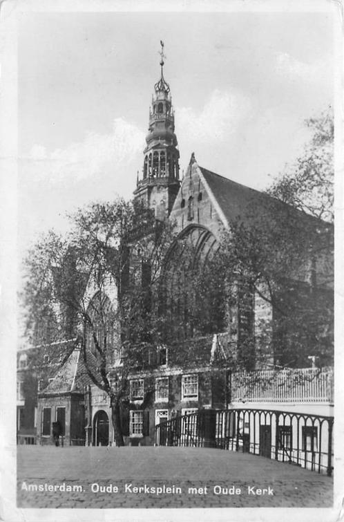 (304-066-017) Amsterdam Oude Kerksplein met Oude Kerk, Verzamelen, Ansichtkaarten | Nederland, Noord-Holland, Verzenden