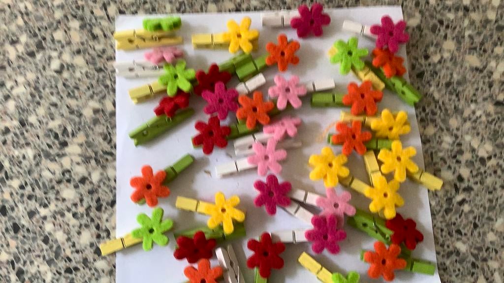 36 nieuwe knijpers 5 cm met gekleurde vilten bloemen, Ophalen, Nieuw