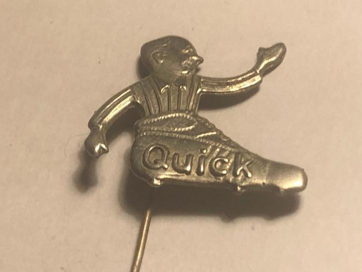 Metalen QUICK VOETBALSCHOEN Speld (Metaalkleur)., Verzamelen, Speldjes, Pins en Buttons, Zo goed als nieuw, Speldje of Pin, Sport