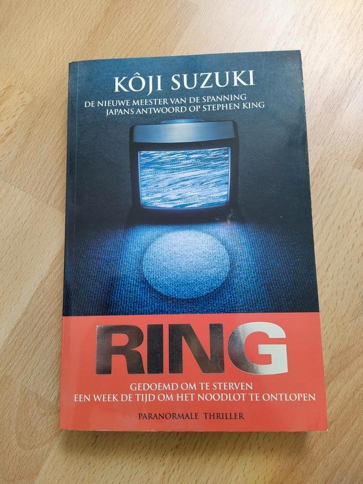 Boek. Ring - koji suzuki., Boeken, Science fiction, Gelezen, Ophalen of Verzenden