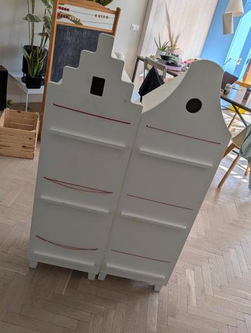 Twee houten boekenkasten in de vorm van grachtenpanden beschikbaar voor biedingen
