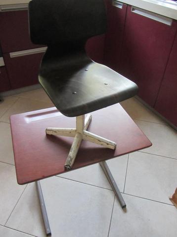 vintage tafeltje beschikbaar voor biedingen