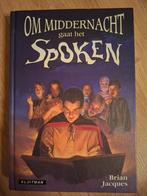Om Middernacht Gaat Het Spoken - Brian Jacques, Boeken, Ophalen of Verzenden, Gelezen, Brian Jacques, Fictie algemeen