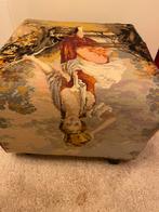 Aparte poef van oude borduurwerken in goede staat, Huis en Inrichting, Ophalen, Nieuw, Stof, 50 tot 75 cm