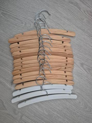 Houten Kledinghangers - Set van 16 beschikbaar voor biedingen