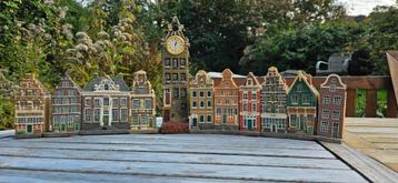 Straatje Blokker grachtenhuisjes met klokkentoren beschikbaar voor biedingen