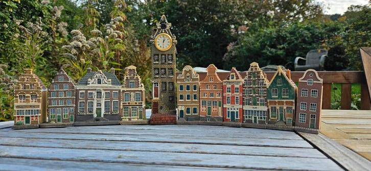 Straatje Blokker grachtenhuisjes met klokkentoren, Verzamelen, Beelden en Beeldjes, Zo goed als nieuw, Overige typen, Ophalen of Verzenden