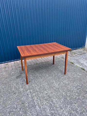 Vintage eettafel uitschuifbaar beschikbaar voor biedingen