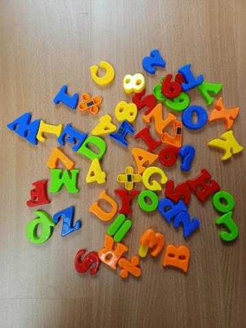 diverse magneetjes van letters, cijfers en tekens.  beschikbaar voor biedingen