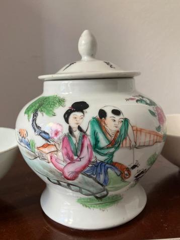 Lot oud Chinees porselein beschikbaar voor biedingen