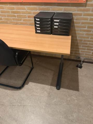 GRATIS Gebruikte Bureau met Ladeblok en Archiefkasten beschikbaar voor biedingen
