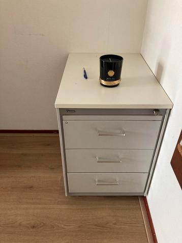 Ladekastje / Bijzettafel beschikbaar voor biedingen
