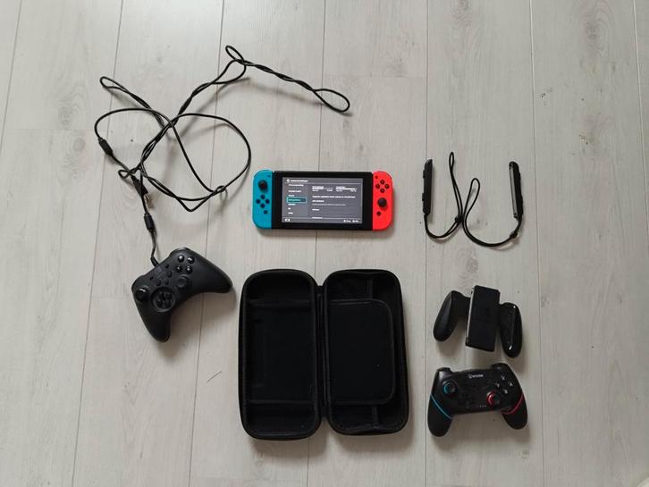 Nintendo Switch met 2 controllers en Mario Odyssey, Spelcomputers en Games, Spelcomputers | Nintendo Switch, Zo goed als nieuw