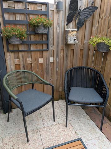 Twee tuinstoelen  beschikbaar voor biedingen