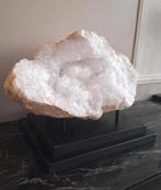 Groot en zwaar stuk geode bergkristal op voet | vakkenkast, Ophalen of Verzenden, Mineraal