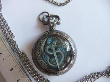 metalen zakhorloge met DRAAK  afbeelding met ketting 40cm beschikbaar voor biedingen