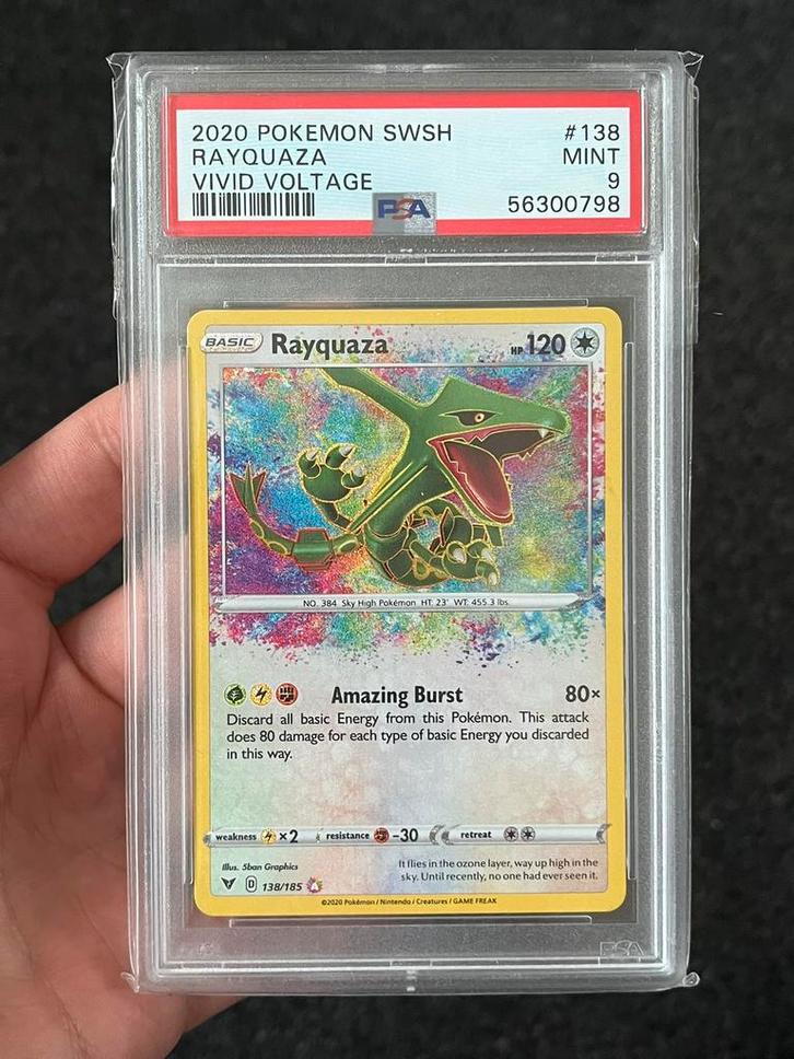 Pokémon PSA 9 Rayquaza #138 Vivid Voltage, Hobby en Vrije tijd, Verzamelkaartspellen | Pokémon, Zo goed als nieuw, Losse kaart