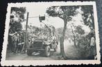 Oude Foto Indonesië sportdag militairen ringsteken met Jeep, Foto, Zo goed als nieuw, 1940 tot 1960, Buitenland