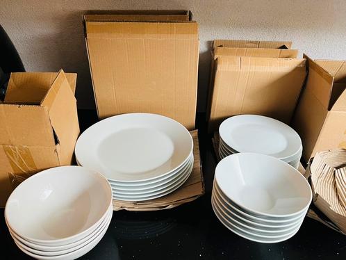 22 delig Wit Servies borden ontbijtbord schaaltjes kommen, Huis en Inrichting, Keuken | Servies, Zo goed als nieuw, Compleet servies