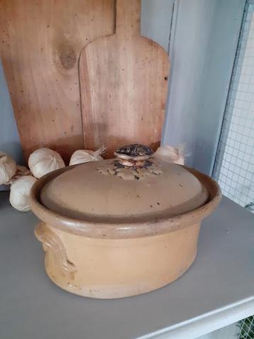 Oude franse aardewerken terrine met deksel beschikbaar voor biedingen