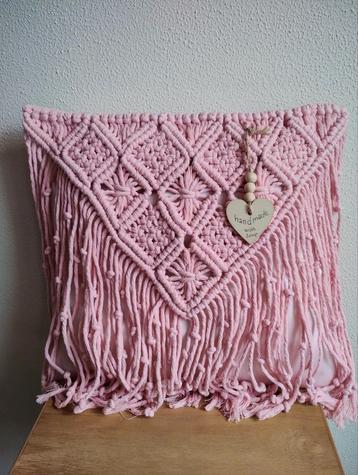 Macramé kussen. Sisters Forever. beschikbaar voor biedingen
