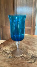 Oude blauw glazen vaas op houten voet, Ophalen of Verzenden