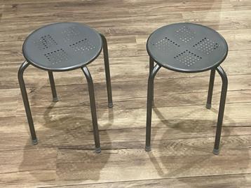 2 x zilvergrijze metalen krukje beschikbaar voor biedingen
