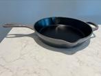NIEUWE Le Creuset Skillet 26 cm Flint/Oyster, Gietijzer, Nieuw, Ophalen of Verzenden, Keramische plaat