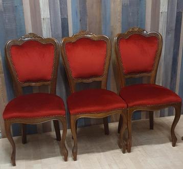 Drie retro eetkamerstoelen stoelen van hout, rode bekleding  beschikbaar voor biedingen