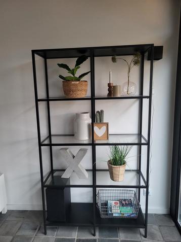 Stoere metalen kast van de ikea beschikbaar voor biedingen