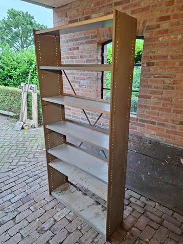 Goede metalen stelling/ stellingkast! beschikbaar voor biedingen