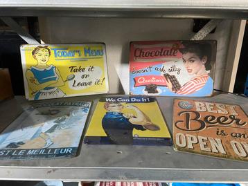 Vintage Metalen Borden Set beschikbaar voor biedingen