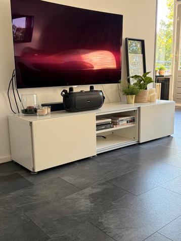 Wit Tv Meubel met Glasplaat beschikbaar voor biedingen