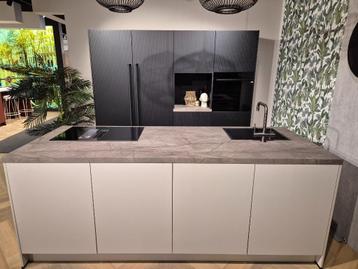 Prachtige kookeiland met kastenwand! beschikbaar voor biedingen