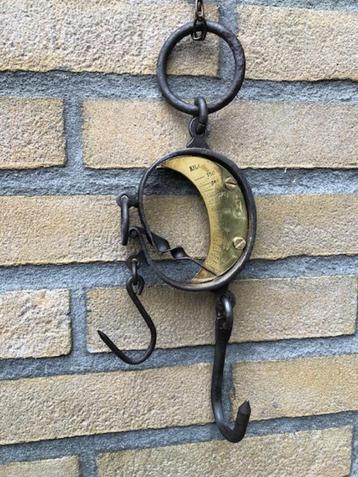 Te koop: Antieke Hangende Veerweegschaal (19e eeuw) beschikbaar voor biedingen